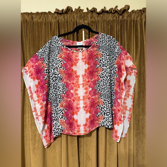 Jaclyn Smith Tops - Blouse flowers animal print